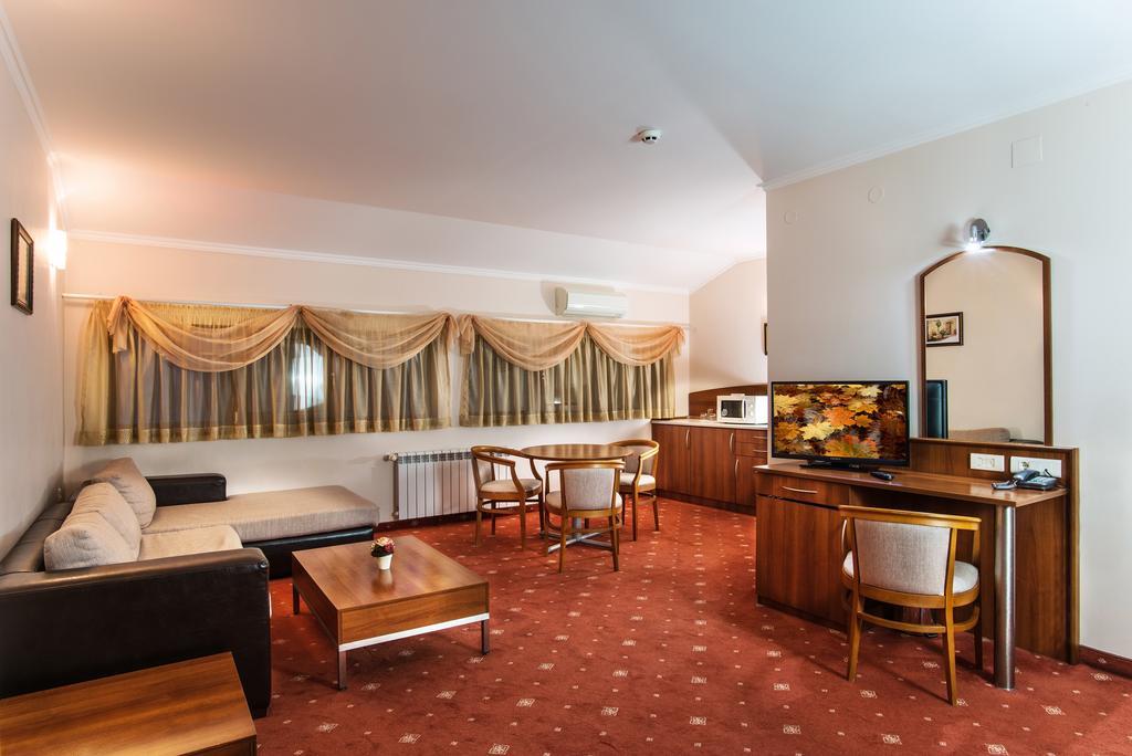 Hotel Izvor Starozagorski Bani Exteriör bild